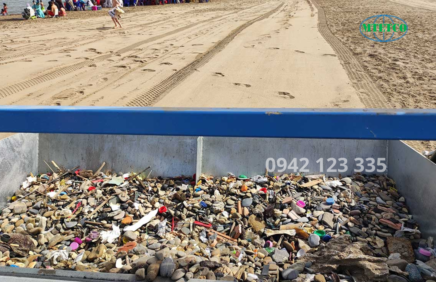 Sàng lọc rác hiệu quả trên bãi biển.