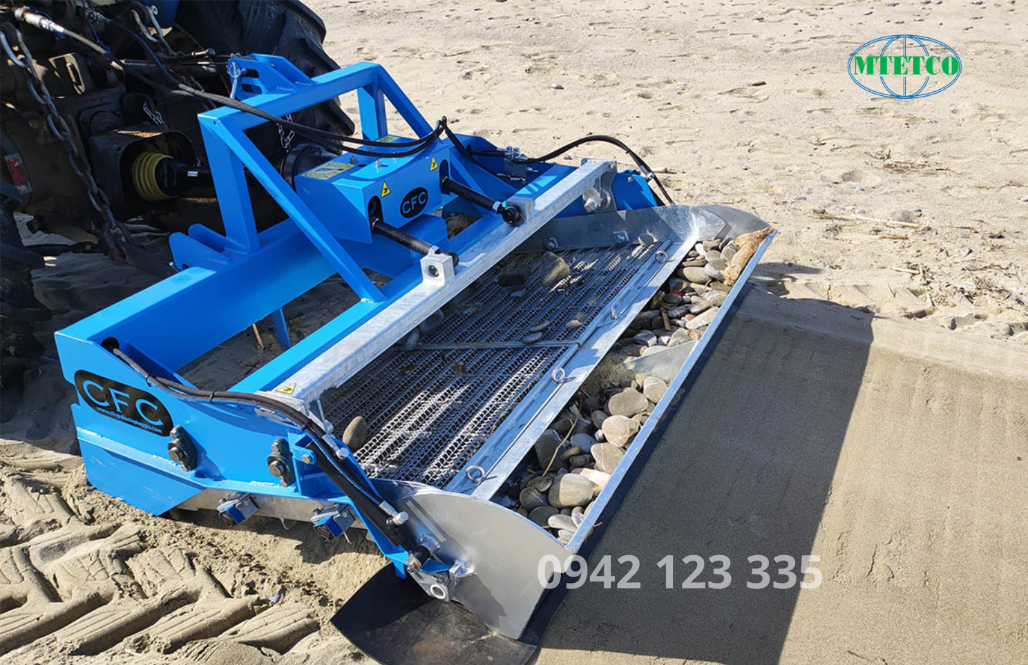 Thu gom hỗn hợp cát-rác rồi sàng lọc trả cát sạch về bãi.