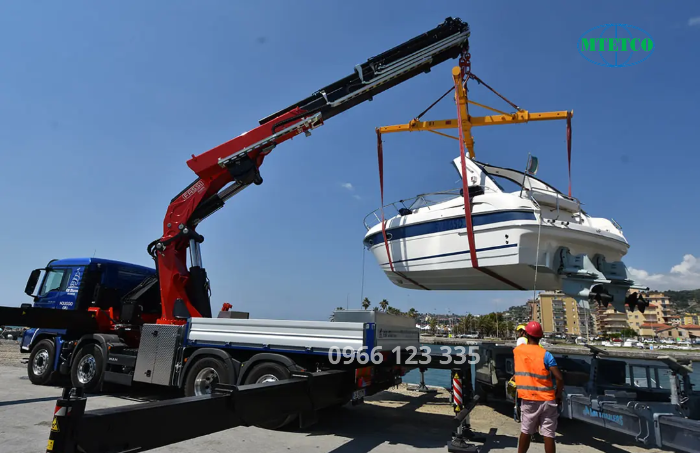 Cẩu gập thủy lực trên tàu thuyền