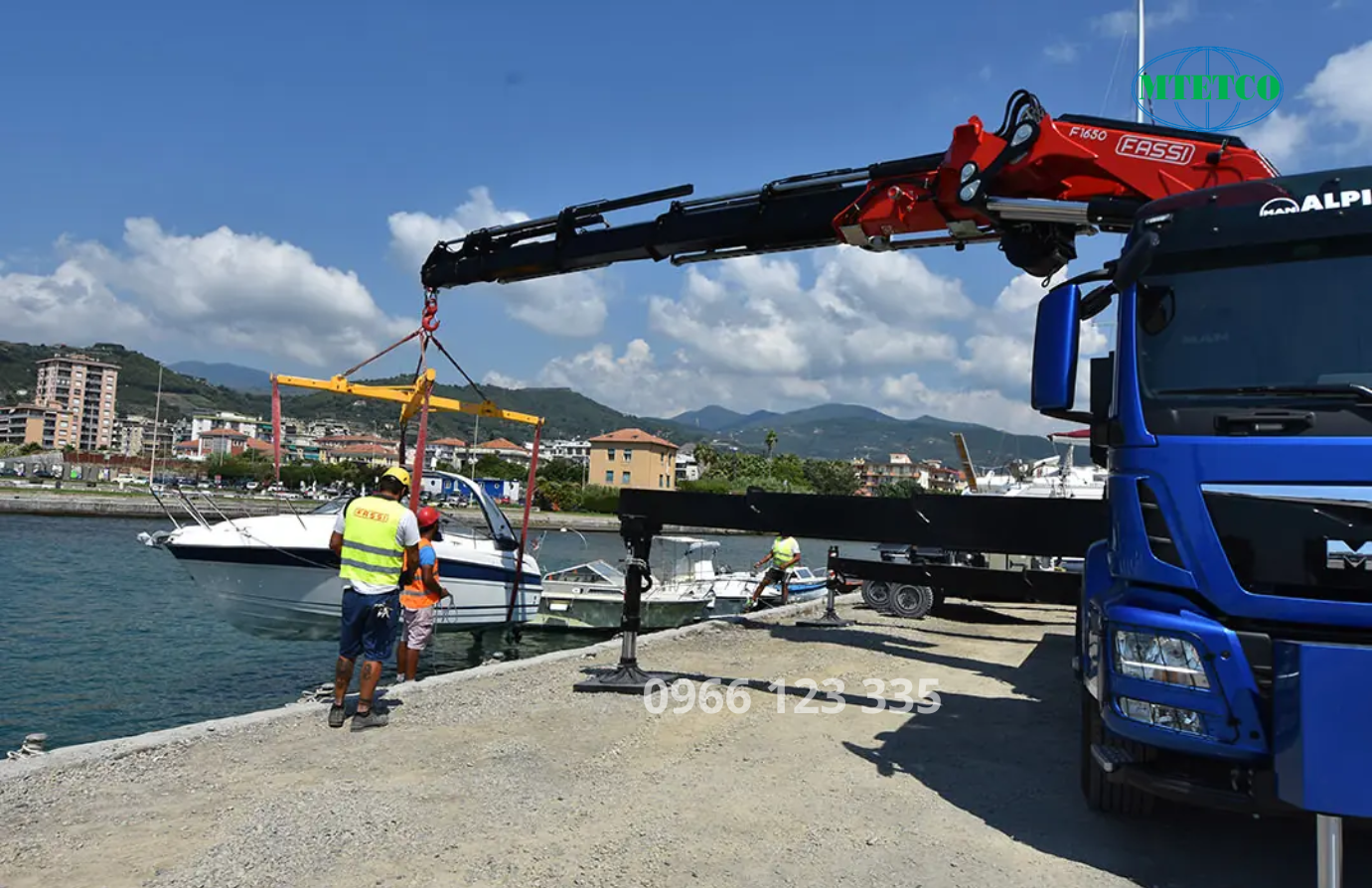 Điều khiển từ xa giúp thao tác an toàn khi nâng vật ngoài mạn tàu