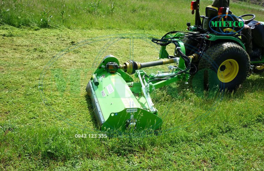 Cắt cỏ nhanh chóng với máy cắt cỏ gắn sau đầu kéo Fox Cross