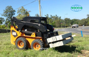 Nâng pallet chứa vật liệu nặng như gạch, khối hoặc cỏ.