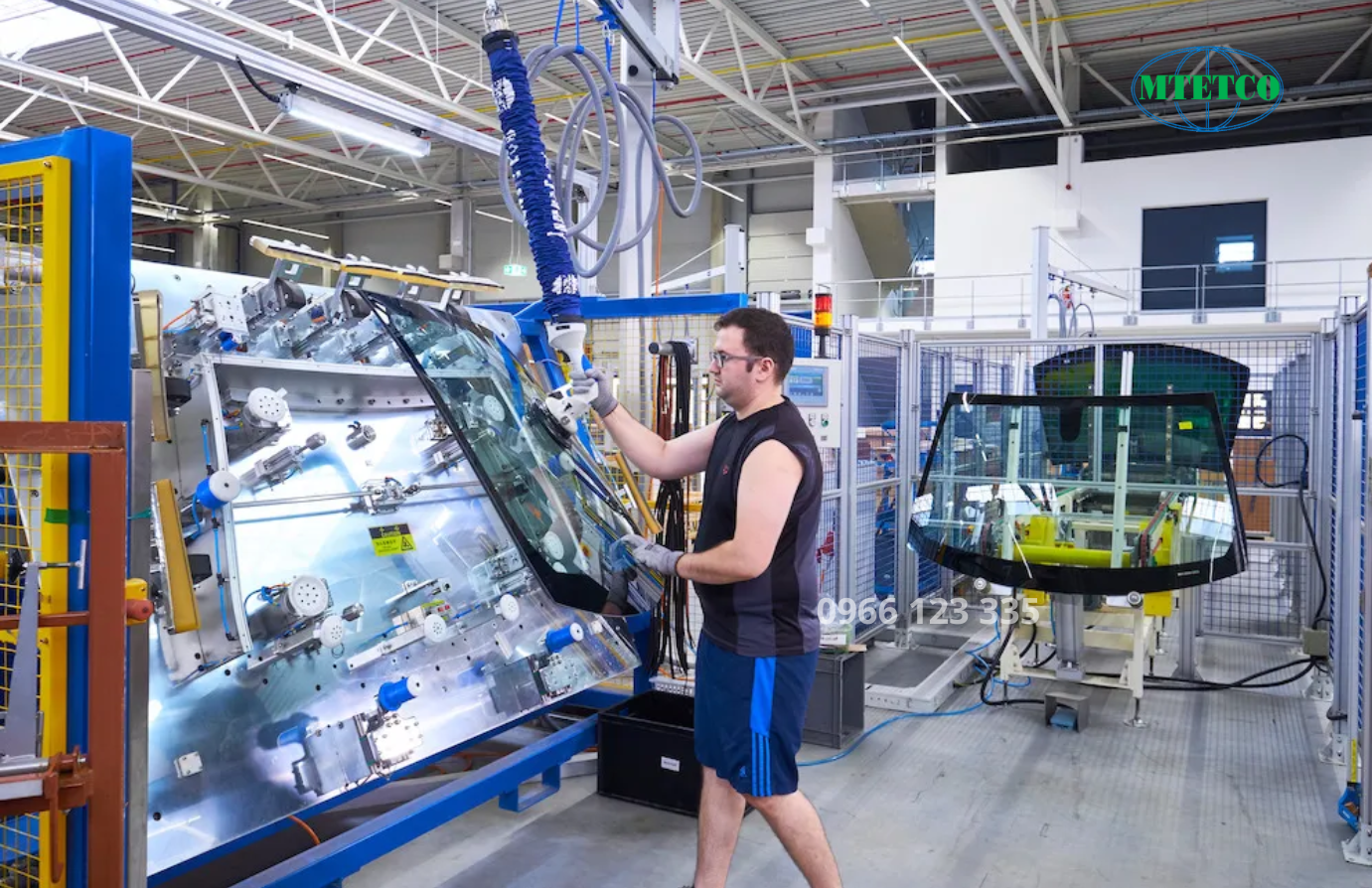 Thiết bị nâng kính cho phép một người vận hành hiệu quả