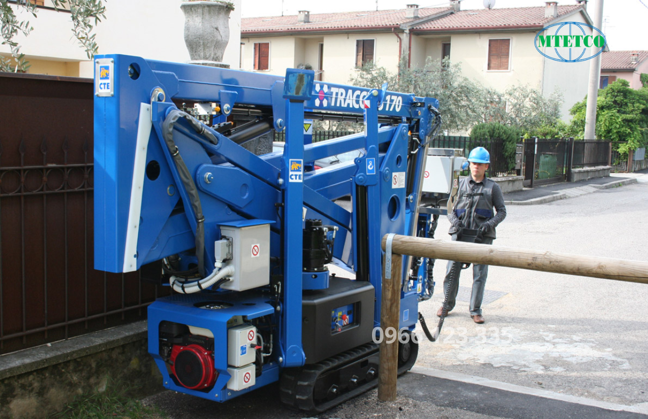 Xe nâng chân nhện CTE Traccess 170 chạy diesel