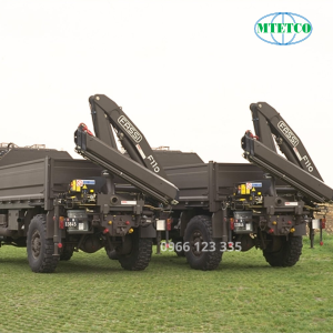 Cẩu gập thủy lực trên xe quân sự