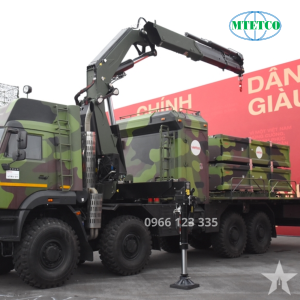 Cẩu gập thủy lực trên xe quân sự