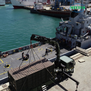 Cẩu gập thủy lực trên xe quân sự