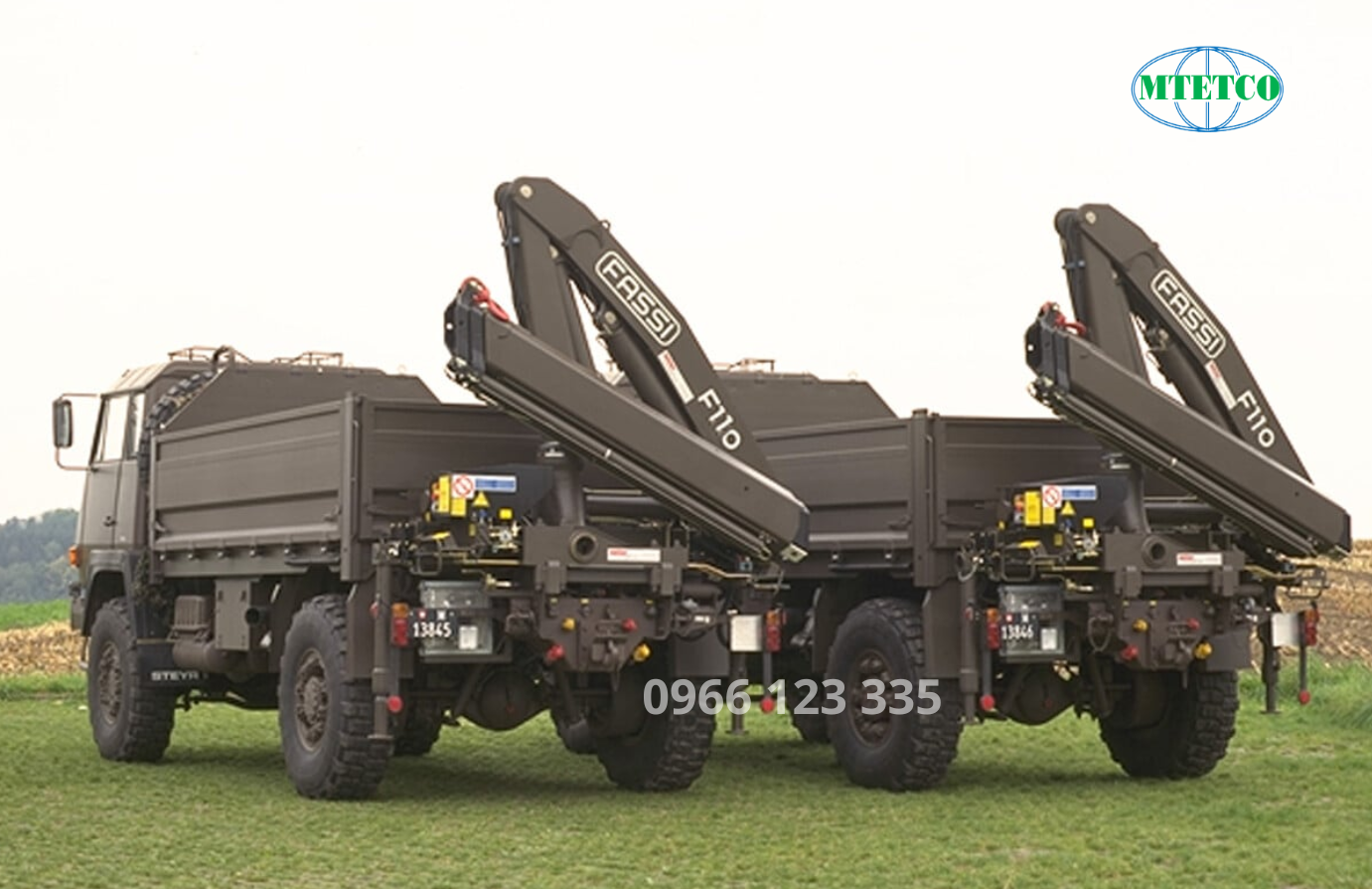 Cẩu gập thủy lực trên xe quân sự