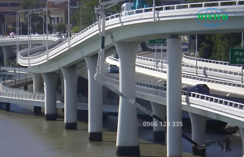 Giỏ nâng có thể tiếp cận các trụ cầu và mái dốc với độ vươn xuống 25,5m