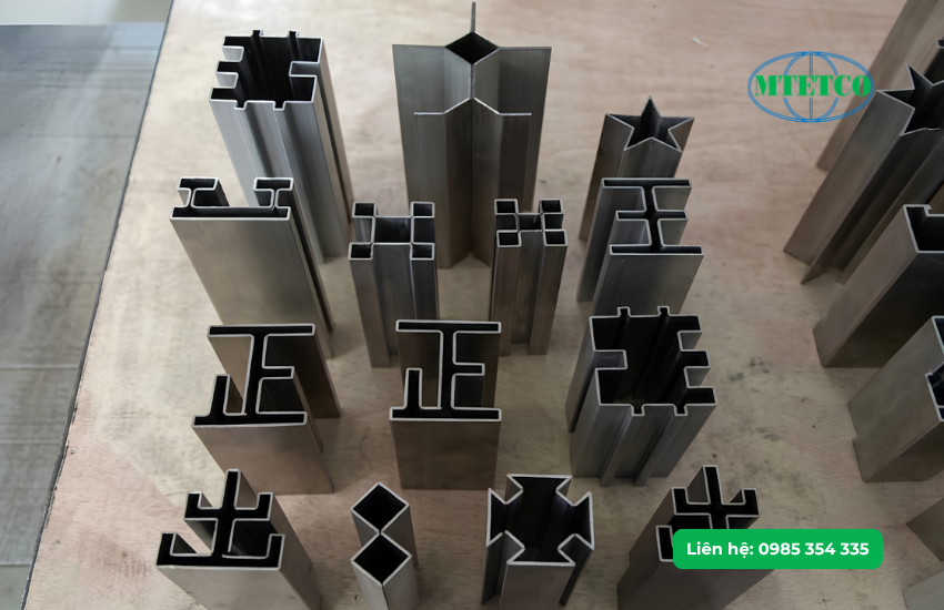 Thiết bị giúp gia công các chi tiết kim loại tấm dày với biên dạng phức tạp.