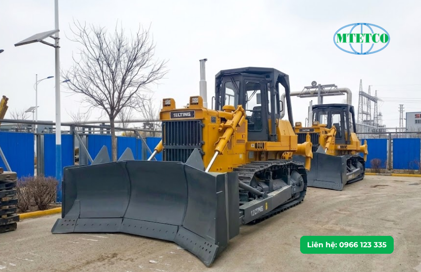 Thiết bị đắc lực trong việc san lấp mặt bằng, bóc tách tầng phủ, và thi công nền móng.