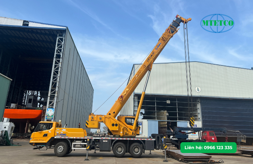 Bàn giao 2 cẩu bánh lốp XCMG cho Tổng công ty Sông Thu