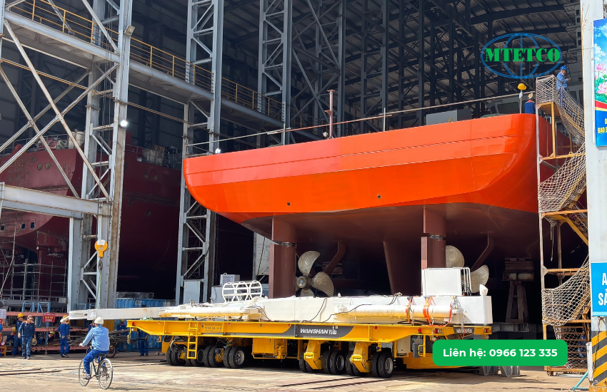 Bàn giao xe nâng tổng đoạn 100T